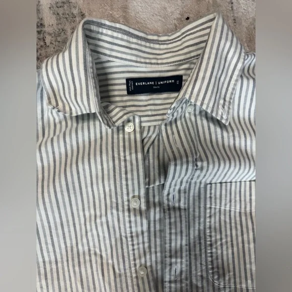 Everlane Men's Blue Striped Button Down Shirt - Picture 4 of 5